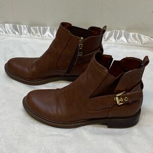 Tommy Hilfiger Women's 6.5 M Chelsea Brown  Leather ankle Boot Gold Accent Zip